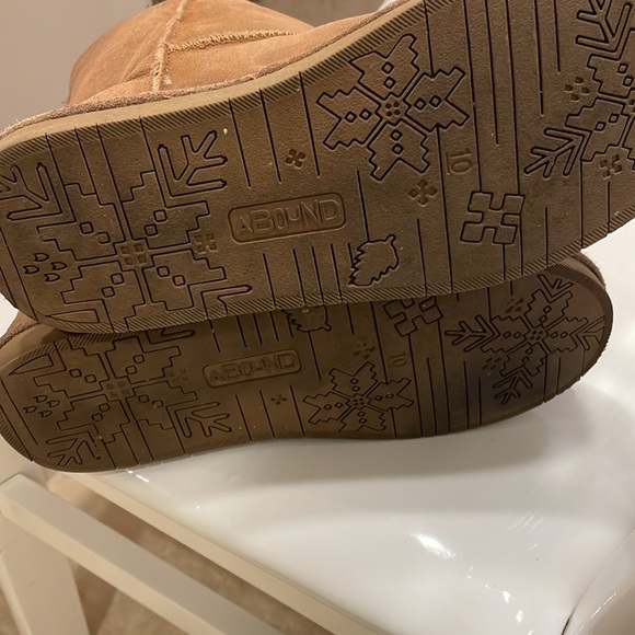 ABound short caramel / tan suede boot size 10 - Picture 10 of 10